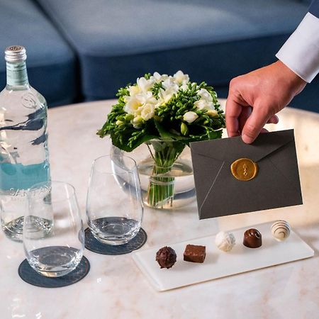 Jareed Hotel Riyadh Ngoại thất bức ảnh A butler delivers a letter