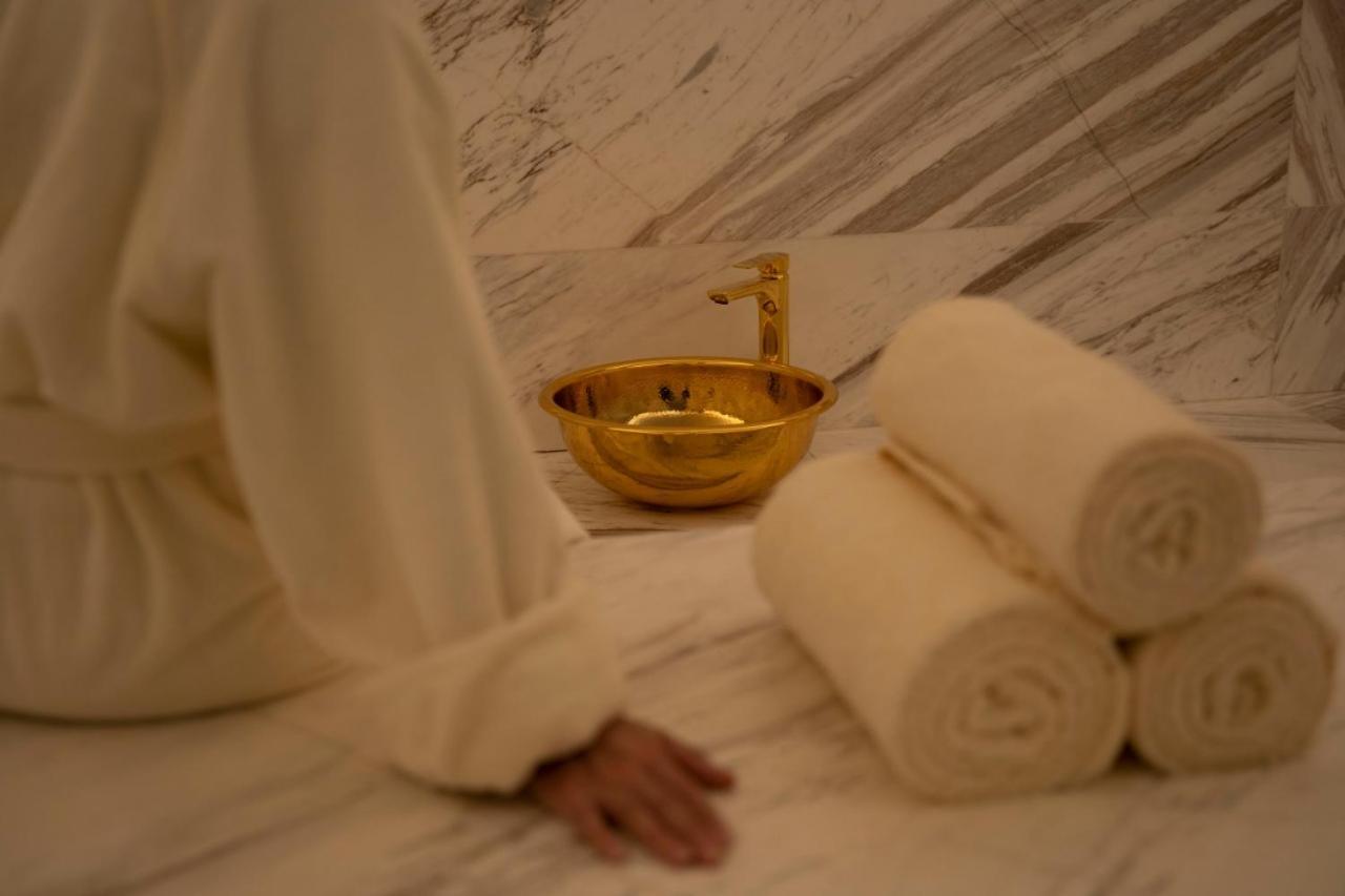 Jareed Hotel Riyadh Ngoại thất bức ảnh A golden bowl with a tap