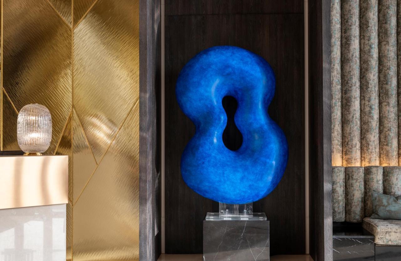 Jareed Hotel Riyadh Ngoại thất bức ảnh The sculpture "8" by the artist at the entrance of the hotel