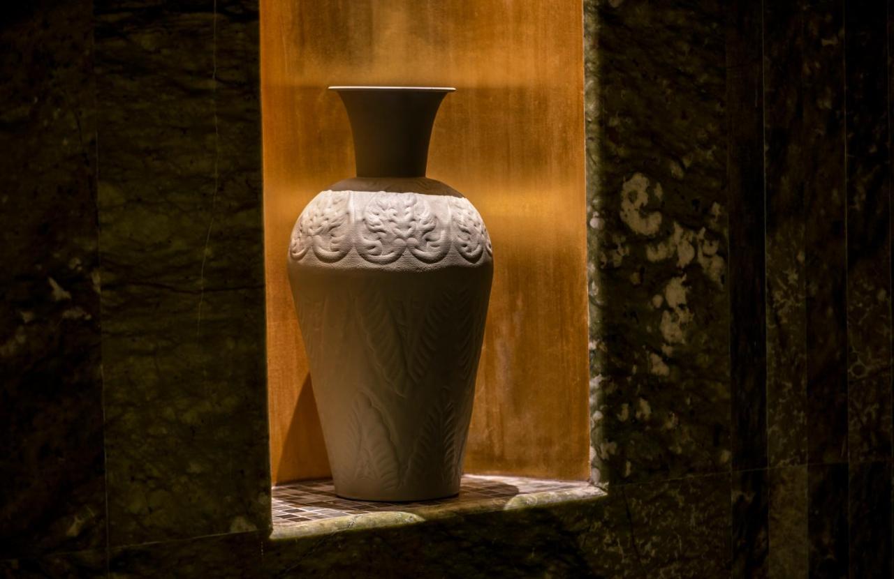 Jareed Hotel Riyadh Ngoại thất bức ảnh A vase in the window of a house in the village of Gali