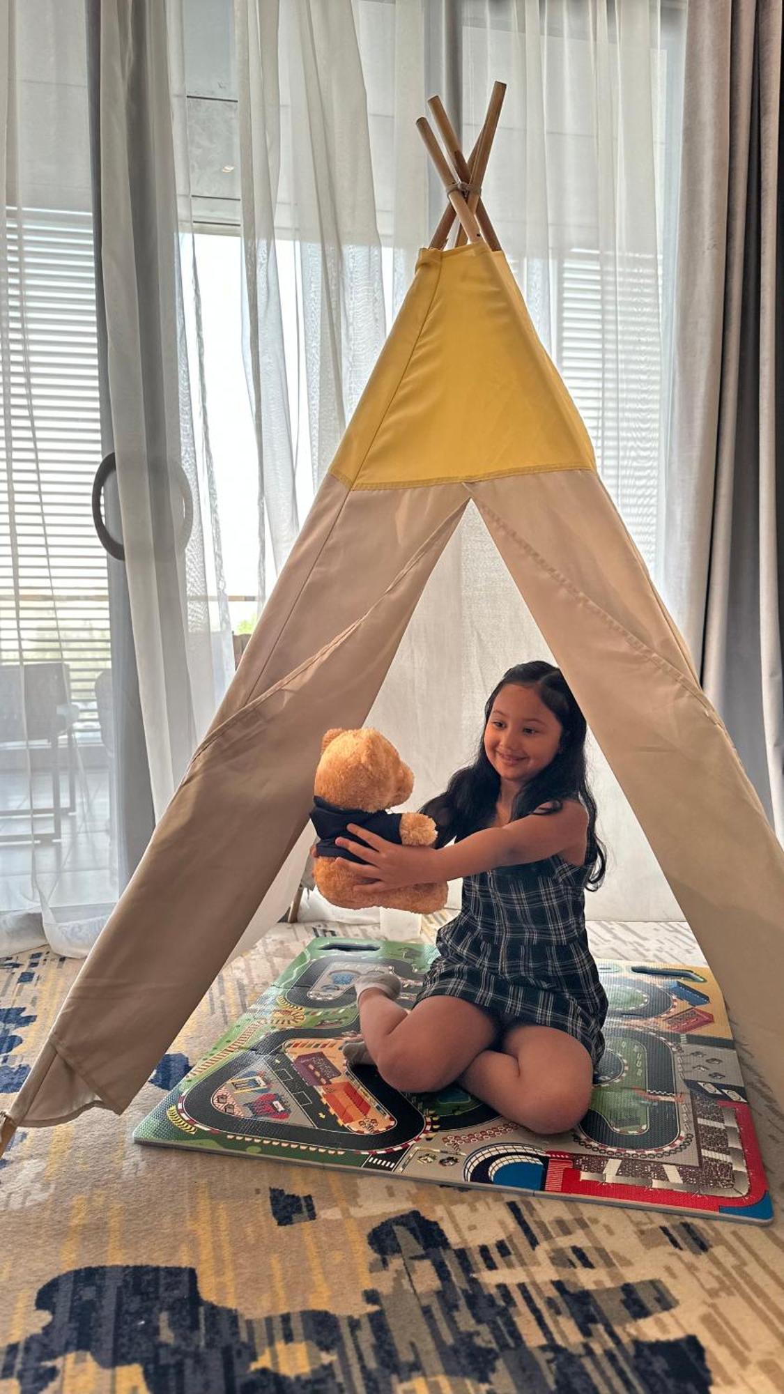 Jareed Hotel Riyadh Ngoại thất bức ảnh A girl with a teddy bear